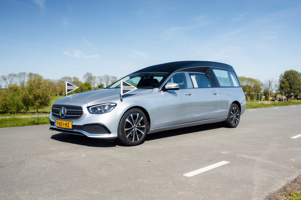 Auto uitvaart grijs