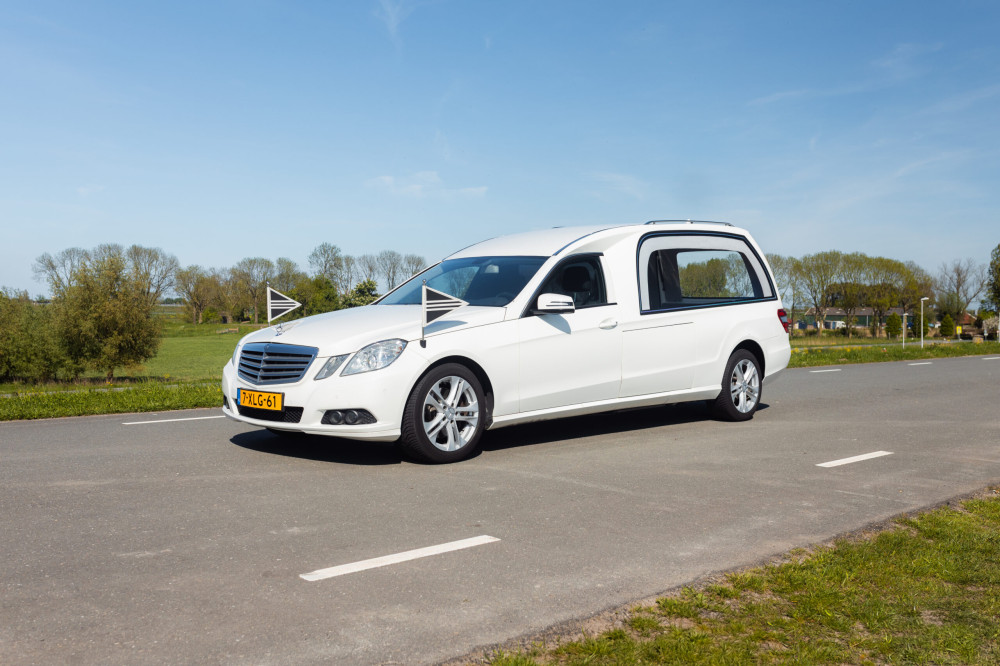 Auto uitvaart wit